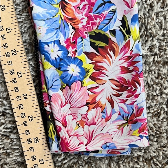Like New! Victoria's Secret x Mary Katrantzou Floral Print Leggings in M - Picture 13 of 14